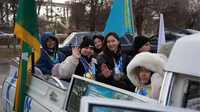 Қонаевта референдум күні тұрғындар дауыс беру учаскелеріне ретроавтокөліктермен келді