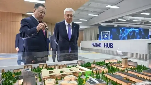 Тоқаев ҚазҰУ-дың ғылыми және инновациялық жобаларымен танысты