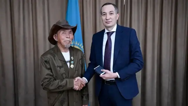 Парижге жаяу барған ата «Құрметті спорт қызметкері» атағын алды