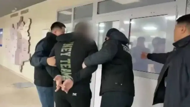 Полицейлер 5 жылдан бері іздеуде жүрген күдіктіні дәретханадан тапты