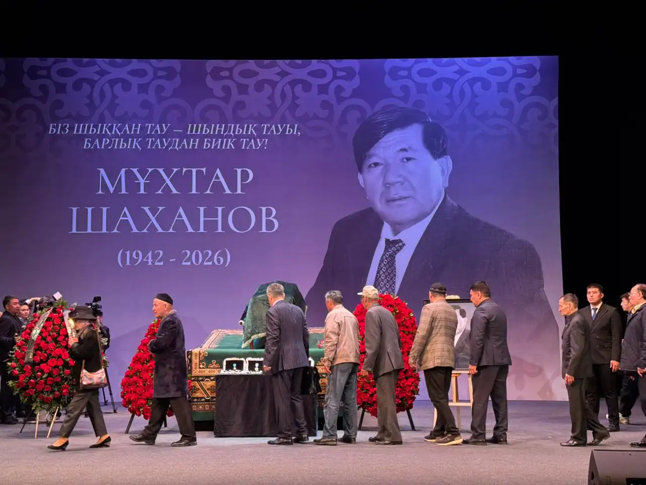 Алматы жұрты Мұхтар Шахановпен қоштасып жатыр