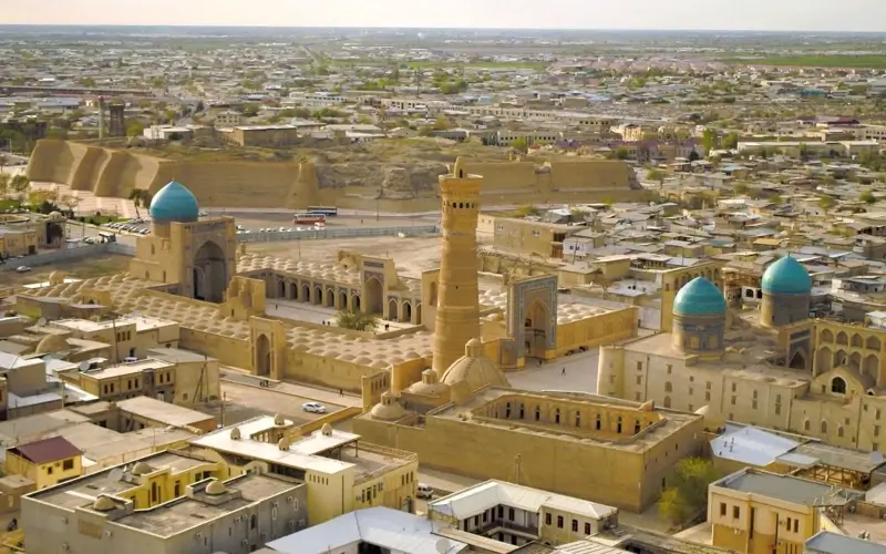 Тоқаев пен Мирзиёев Бұхараның тарихи орындарын аралады
