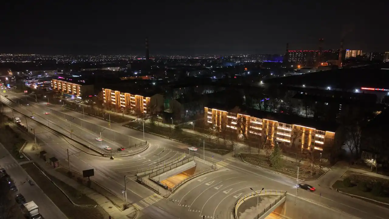 Алматы қаласы, түнгі Алматы, жарық, шам, көше
