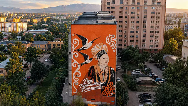 Алматыда Роза Бағланова тұрған үйге мурал салынды
