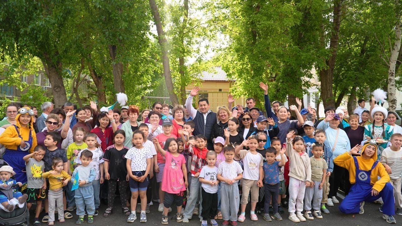 Көп уақыттан кейінгі жөндеу: Байқоңыр ауданында жаңарған аулалар ашылды
