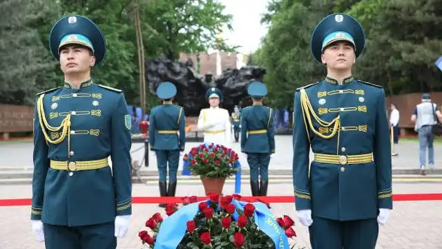 Алматыда Жеңіс күні аталып өтіп, соғыс қаһармандарының рухына тағзым етілді