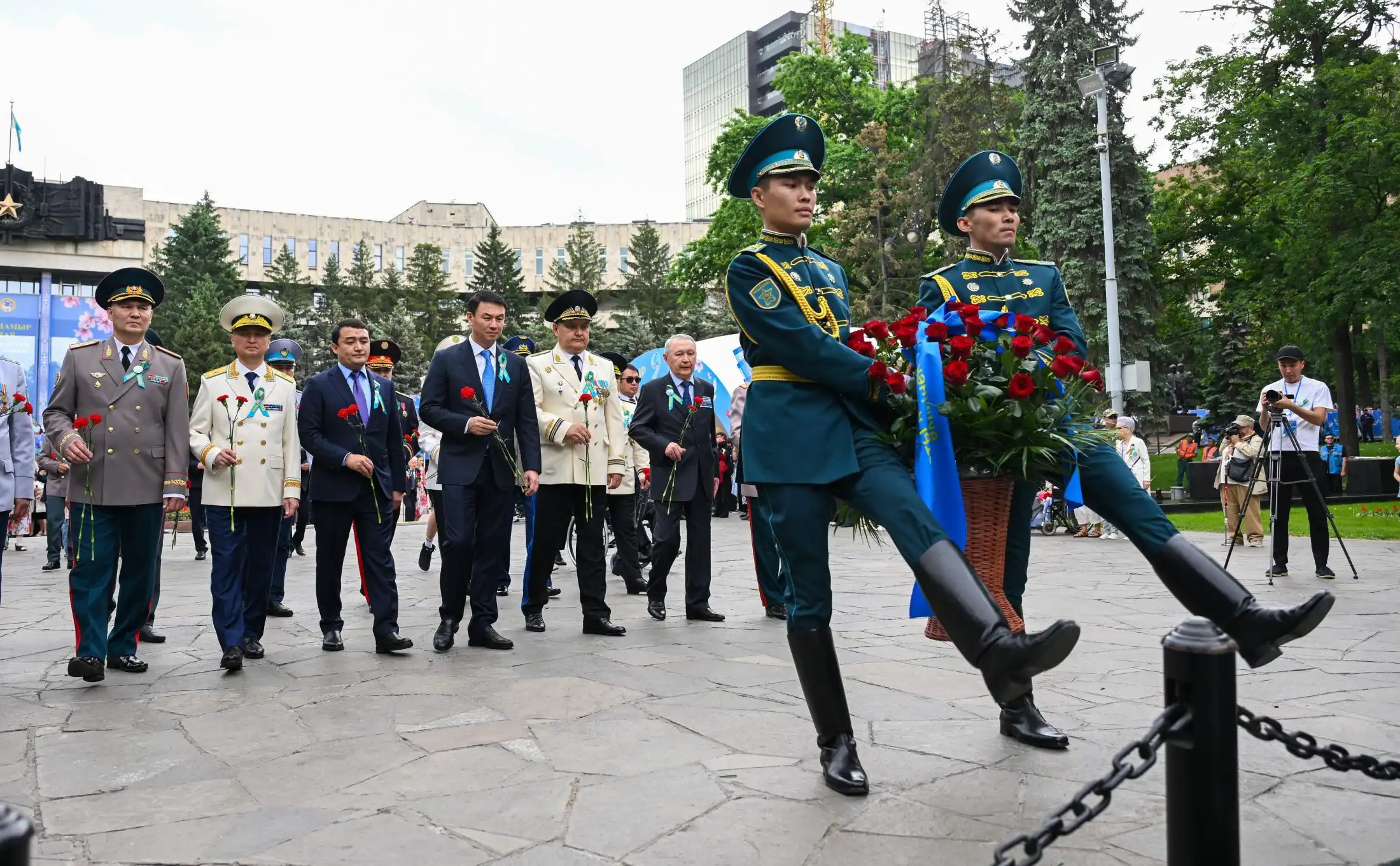 гүл қою, Жеңіс күні, соғыс ардагерлері, 9 мамыр, еске алу, Даңқ монументі, мәңгілік алау, Дархан Сатыбалды